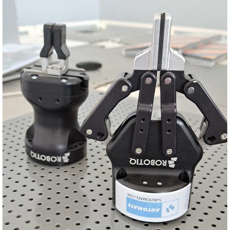 Robotiq Grippers and 2D Camera for UR Cobots