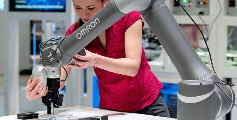 Программирование кобота перемещением манипулятора по траектории.