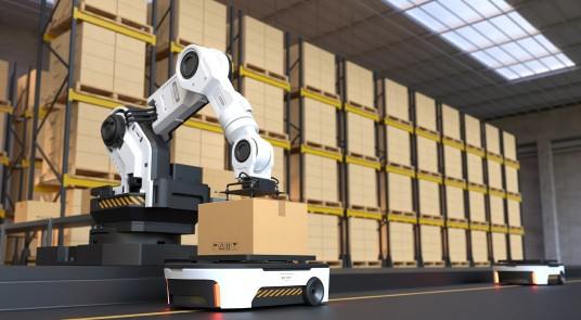 Автономный мобильный робот AMR перевозит паллеты на складе.