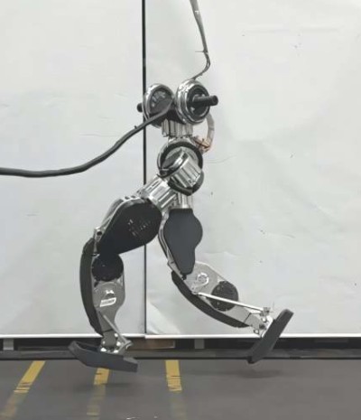 Человекоподобный робот KAIST выполняет лунную походку