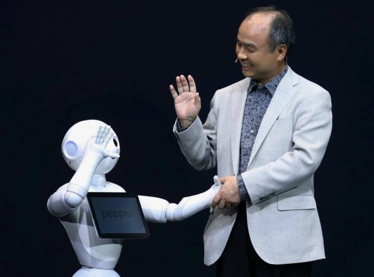 Генеральный директор SoftBank Масаеси Сон представляет стратегию физического ИИ